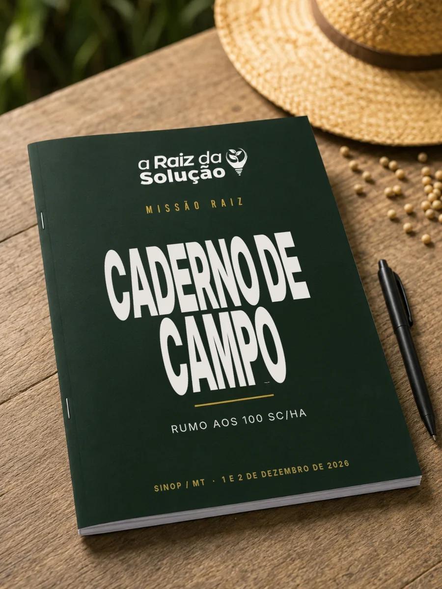 Caderno de Campo da Missão Raiz Sinop sobre uma mesa de madeira
