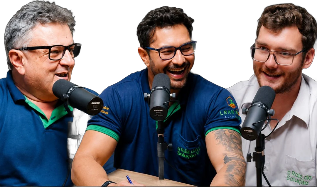 Leandro Barcelos, João Vitor Souza e Matheus Barbasso, professores da A Raiz da Solução