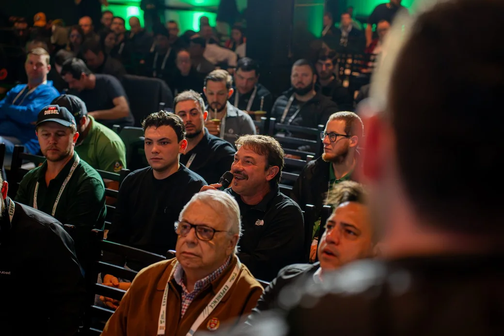 Plateia de produtores acompanhando a palestra no segundo dia